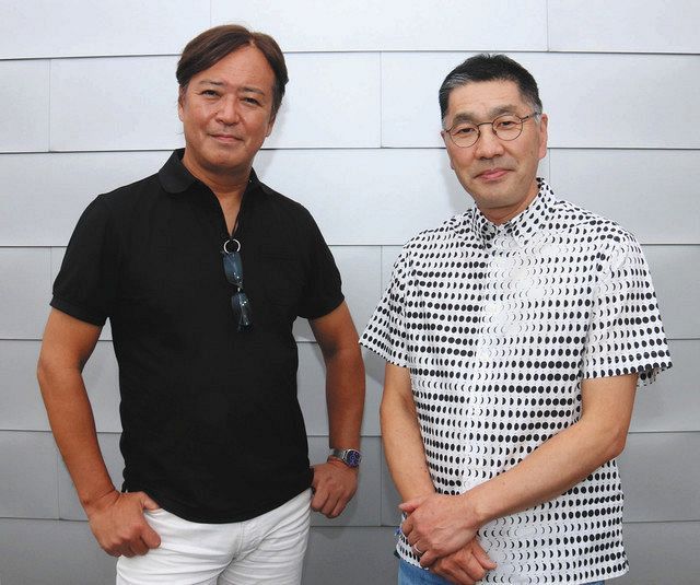 作曲した長岡成貢さん（左）と発起人となった宮島達男さん＝守谷市で