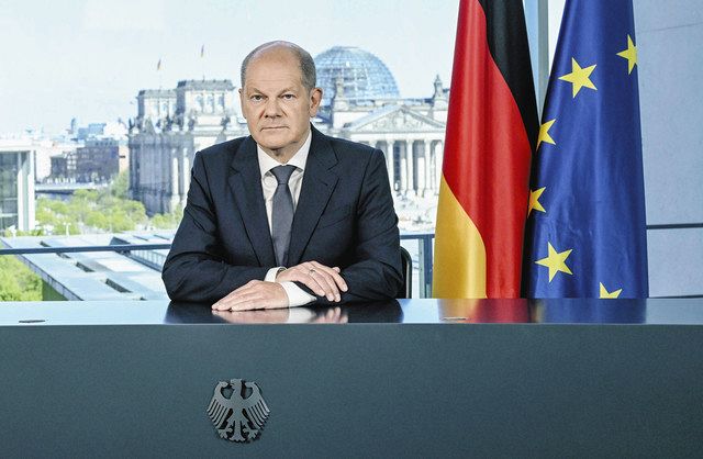 ドイツ・ベルリンで、テレビ演説するショルツ首相（AP）