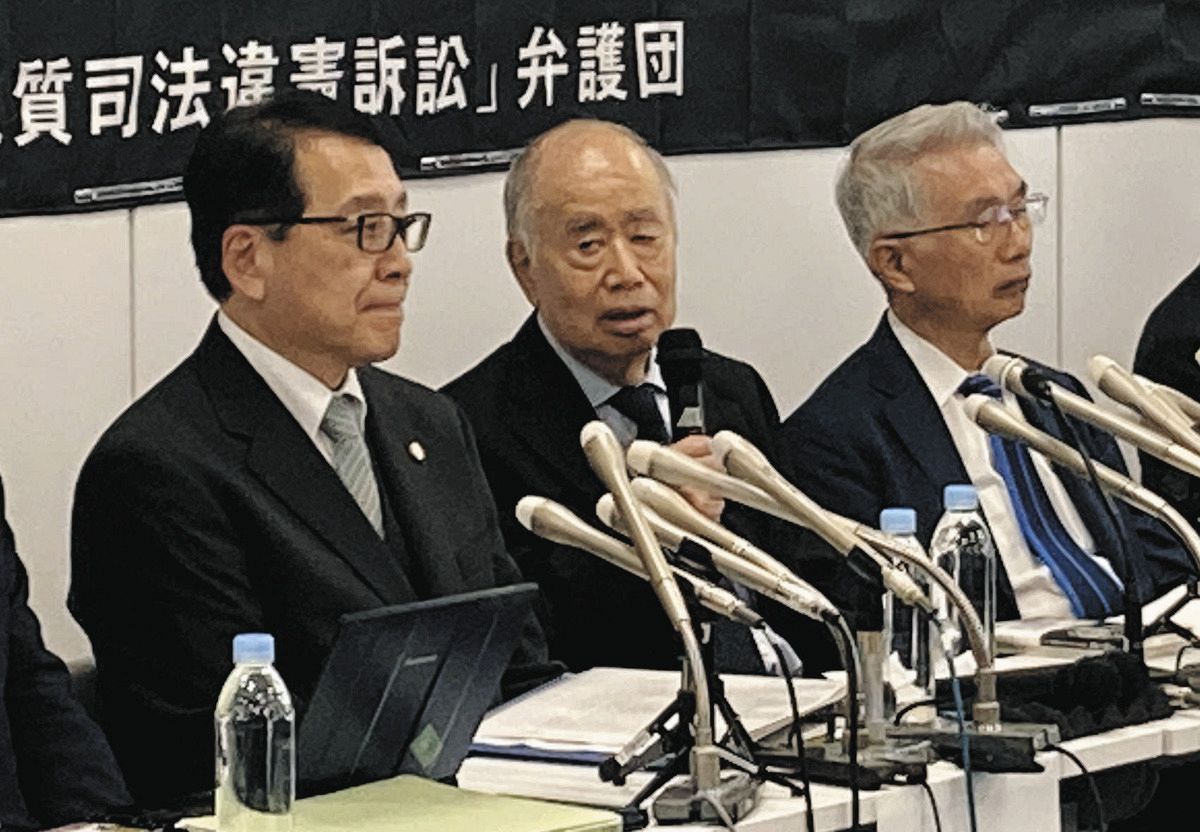 提訴後の記者会見で「刑事司法の問題はひとごとでない」と話す角川歴彦氏（中）