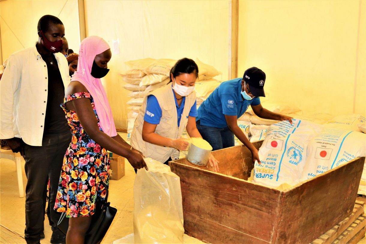ルワンダの難民キャンプで食料支援に取り組む並木さん＝本人提供