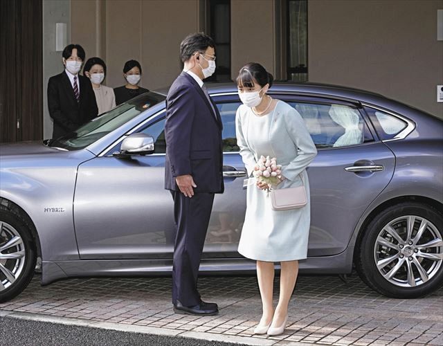 秋篠宮ご夫妻と佳子さまに見送られ、宮邸を出発される眞子さま＝２６日午前１０時１分、東京・元赤坂で（代表撮影）