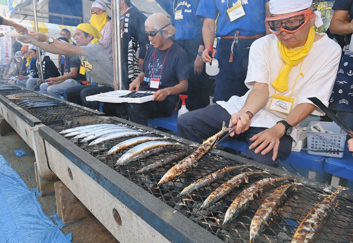 目黒のさんま祭」 宮城・気仙沼の生サンマ2000匹を炭火焼きに 「去年よりも脂が乗っておいしい」！：東京新聞 TOKYO Web