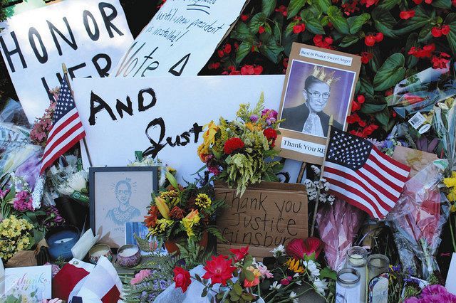 手向けられた花束やメッセージの数々＝いずれも１９日、ワシントンの米連邦最高裁前で、岩田仲弘撮影