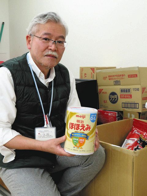 困窮家庭に粉ミルクなども配る江良さん＝川崎市川崎区で 
