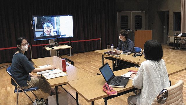 テレビ電話で今井泰子さんの娘に聞き取りをするメンバーら（Ｃ）ＮＨＫ