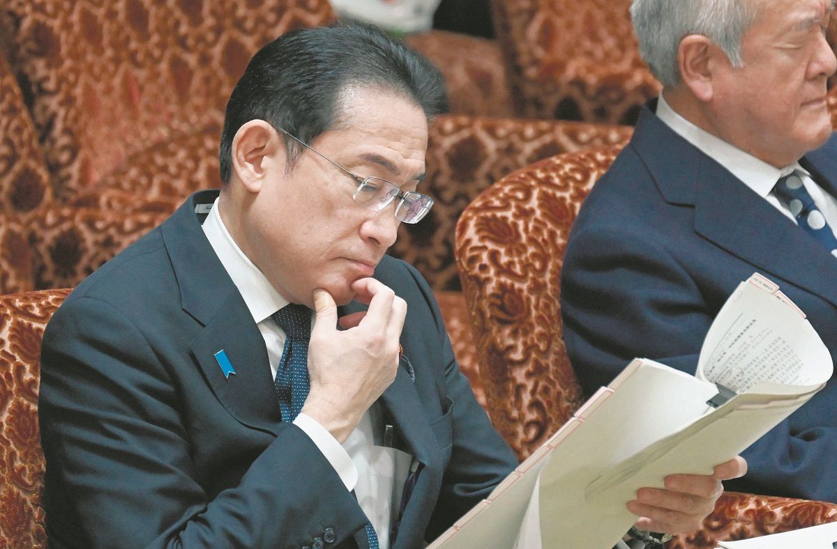 参院予算委で資料を眺める岸田首相（千葉一成撮影）