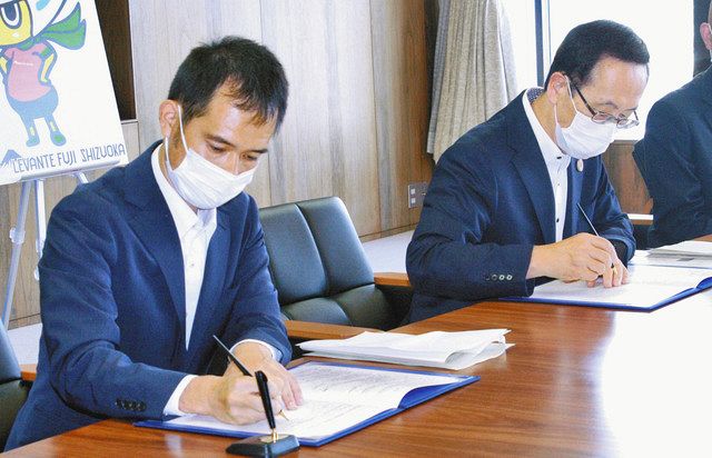 協定を結んだ二戸康寛代表兼監督（左）と小長井義正市長＝いずれも富士市役所で
