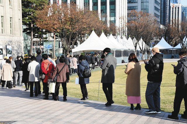 ８日、韓国・ソウル市庁前で、ＰＣＲ検査の長い列に並ぶ市民ら＝木下大資撮影