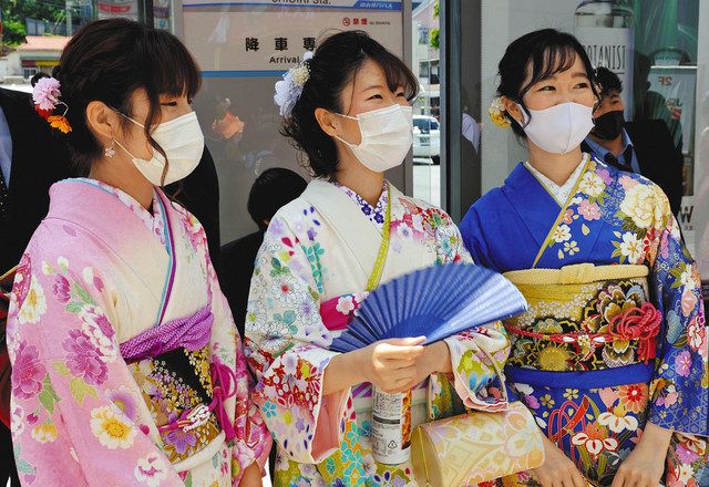 暑い 夏日の成人式 横須賀 短時間の式でもうれしい 東京新聞 Tokyo Web