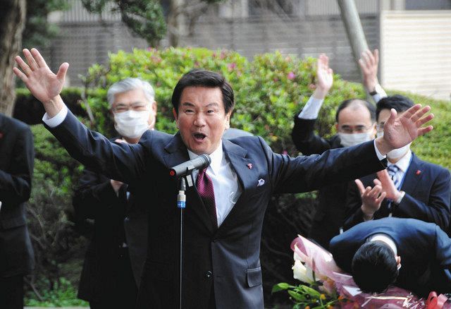 両手を広げて退任のあいさつを述べる森田健作知事