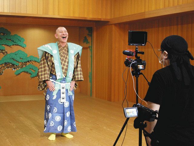 ＤＶＤの撮影で太郎冠者を演じ「はーはははは」と笑う今枝さん（左）＝名古屋市内で