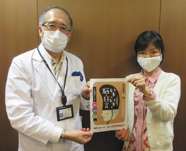 ＤＶＤの表紙画像を手にする山本直人さん（左）とやまかわさとみさん＝愛知県弥富市で