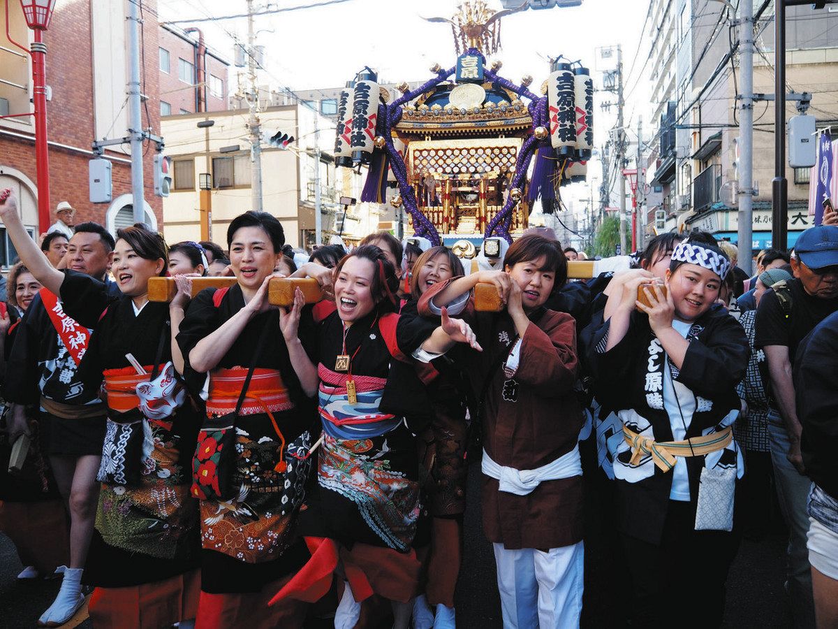 三社祭 「ハイ」「サー」女神輿 威勢よく 吉原神社では本社神輿渡御：東京新聞 TOKYO Web