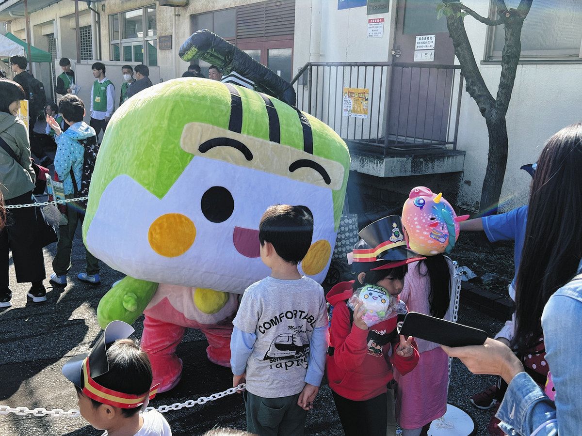 親子連れらでにぎわった荒川線感謝祭の会場 