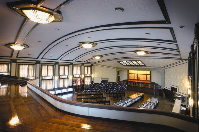 極東国際軍事裁判の法廷として使われた大講堂を、傍聴席だった２階席から写す。かまぼこ形の天井が特徴的だ。床や照明など当時の部材を利用して復元されている
