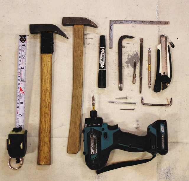 鈴木さんのガチ袋（舞台用の道具袋）に入っている道具類。ナグリは、名工の幸三郎（右）、菱貫（左）の作
