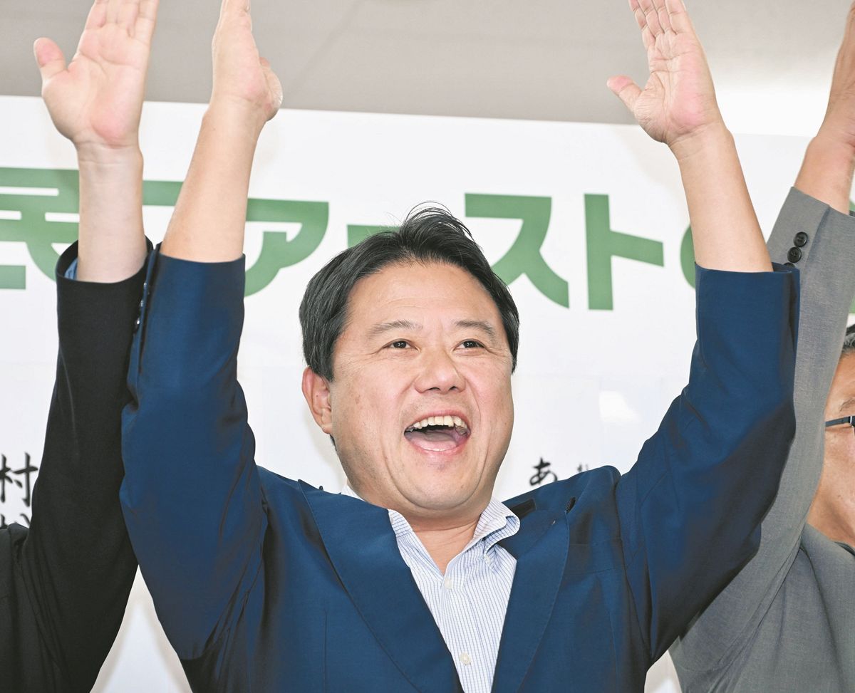 当選確実の報道を受け、万歳する都民ファーストの会・森村隆行代表=2025年6月22日、東京都青梅市で(潟沼義樹撮影)