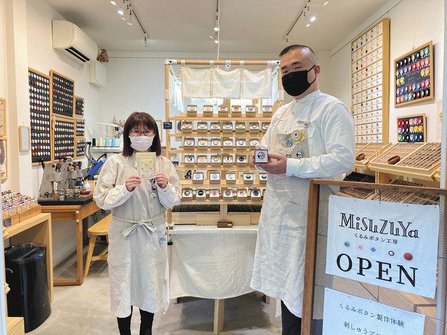 片岡清高さん（右）と妻の一美さん（左）。店内は「かわいい」を重視しつつも商品を見やすいディスプレーにしている