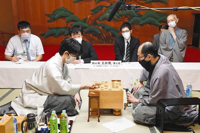 王位戦第４局の感想戦で、ともに対局を振り返る藤井聡太新王位（左）と木村一基前王位