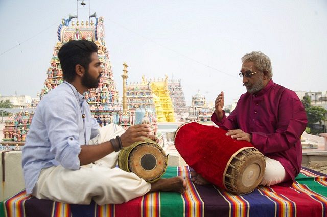 ﻿映画「響け！情熱のムリダンガム」で主人公（左）が古典音楽の太鼓を習う場面（提供・Mindscreen　Cinemas）