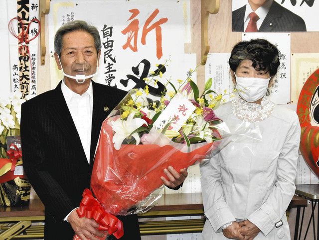 ３選が決まり、表情を緩ませる高山さん（左）＝伊勢原市で 