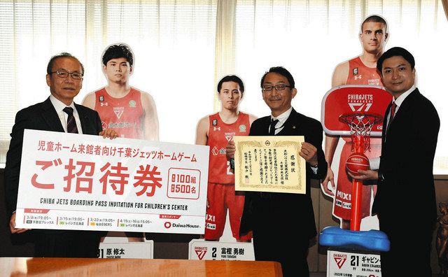 松戸市長（左端）に選手の等身大パネル（後方）などを寄贈した小松部長（中）。右端は田村社長＝船橋市役所で