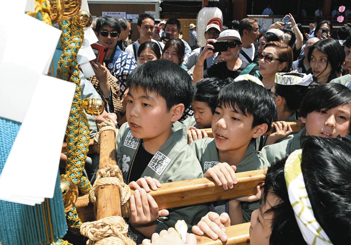 浅草・三社祭に初の「子供宮みこし」 いとこで一緒に「ワッショイ」 未来の担い手、小中学生40人が参加：東京新聞デジタル