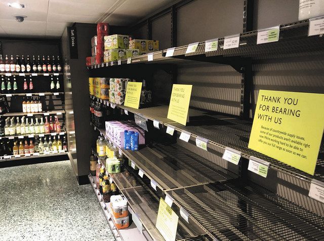 英ロンドン中心部のスーパーで２日、水などの欠品が目立つ飲み物の商品棚＝藤沢有哉撮影