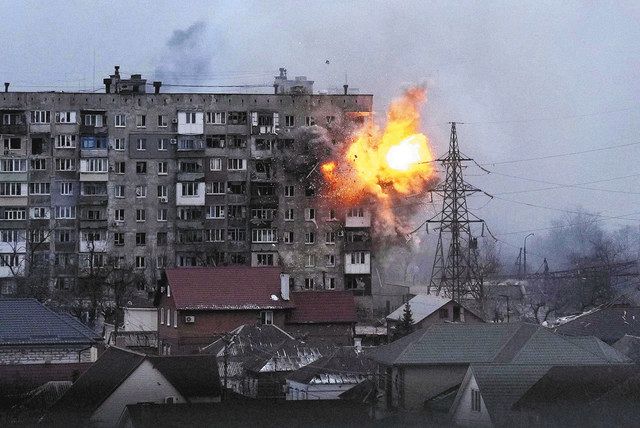 １１日、ウクライナ南東部マリウポリで、ロシア軍の戦車から砲撃を受けた住宅（ＡＰ）