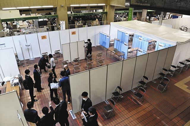 ６５歳以上の高齢者を対象とした新型コロナウイルスワクチンの接種会場＝１２日午前、東京都八王子市役所で（代表撮影）