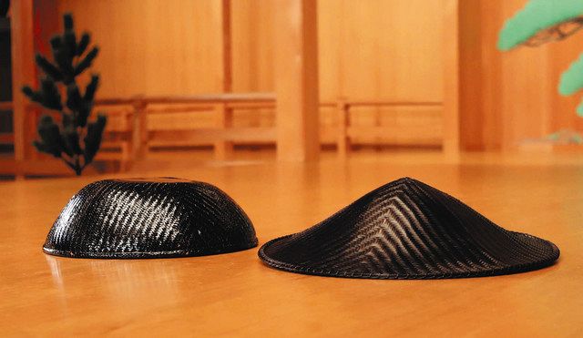 国立能楽堂所蔵の笠。富士山のような少し反りのある笠（右）と、観世流がよく用いるおわんを伏せたような笠。大村定さんの笠と異なるフォルム