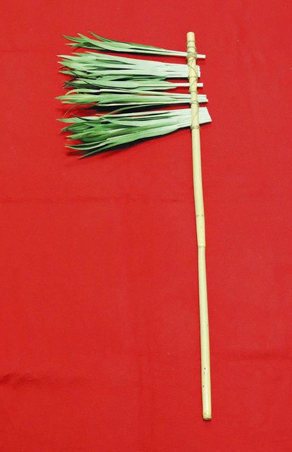 「芦刈」で用いる小道具の挟草（国立能楽堂所蔵）。棒の長さは８４センチ。葉は、造花の場合（写真）と、生のシャガを用いる場合がある