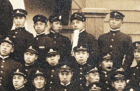 旧制中学の卒業写真の萩原朔太郎（後列右から２人目）