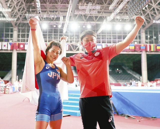 向田真優 婚約者のコーチと二人三脚で涙の金メダル レスリング女子53キロ級 東京新聞 Tokyo Web 向田真優 婚約者のコーチと二人三脚で涙の金メダル レスリング女子53キロ級 東京新聞 Tokyo Web