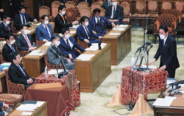 衆院予算委で立憲民主党の枝野幸男氏（左手前）の質問に答弁する岸田首相（右）