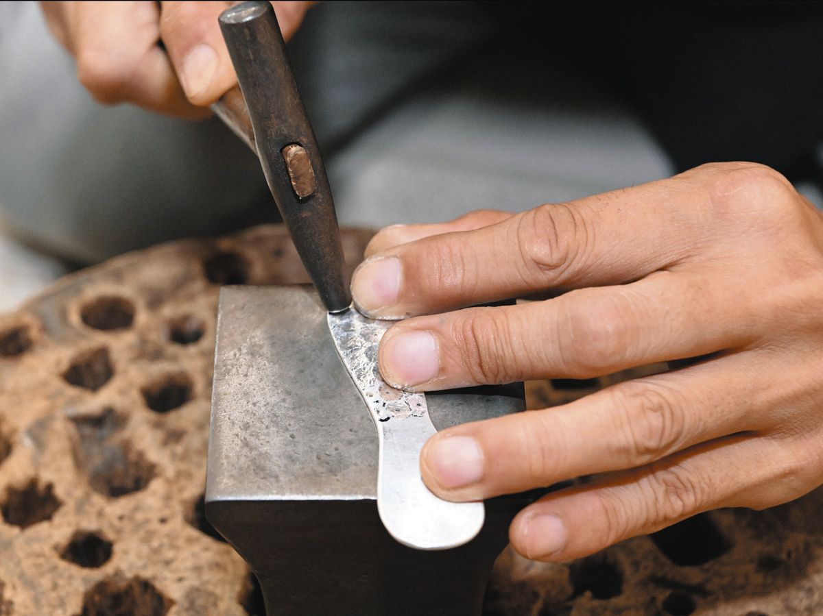 伝統の東京銀器に宿る実用の美 指輪、スプーン… 「銀師」日伸貴金属の