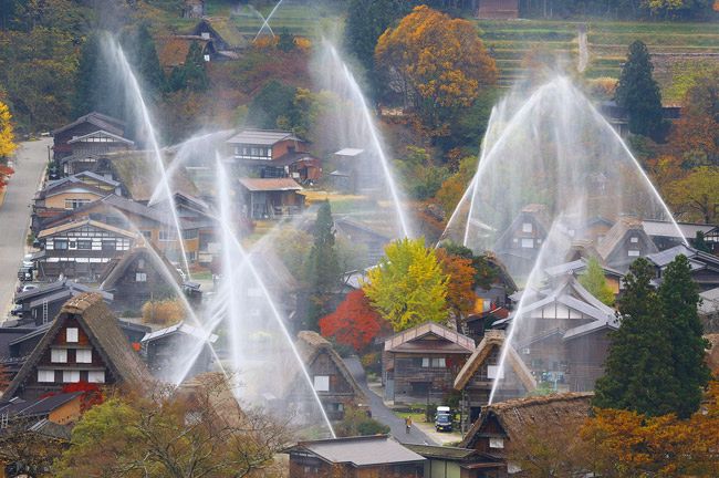 世界遺産「白川郷」に水のアーチ 一斉放水訓練：東京新聞デジタル