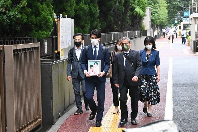 真菜さん、莉子ちゃんの遺影を手に東京地裁に入る松永拓也さん（左から２人目）ら＝２日午後
