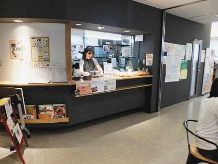 カフェもある交流スペース＝いずれも世田谷区船橋の希望丘青少年交流センター（アップス）で