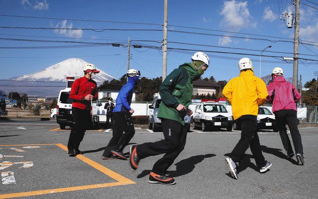 富士山のパトロールに出発する山岳遭難救助隊＝御殿場署で
