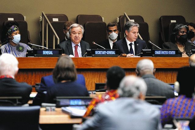 18日、米ニューヨークの国連本部で、食料安全保障に関する会合に出席するブリンケン米国務長官（壇上中央右）と国連のグテレス事務総長（同左）＝AP