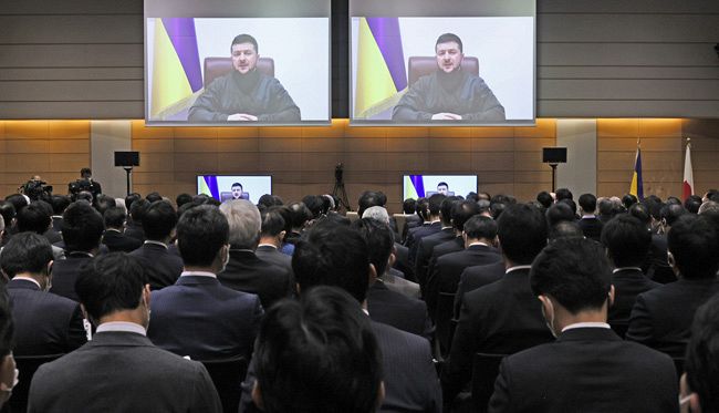 オンライン演説を行うウクライナのゼレンスキー大統領