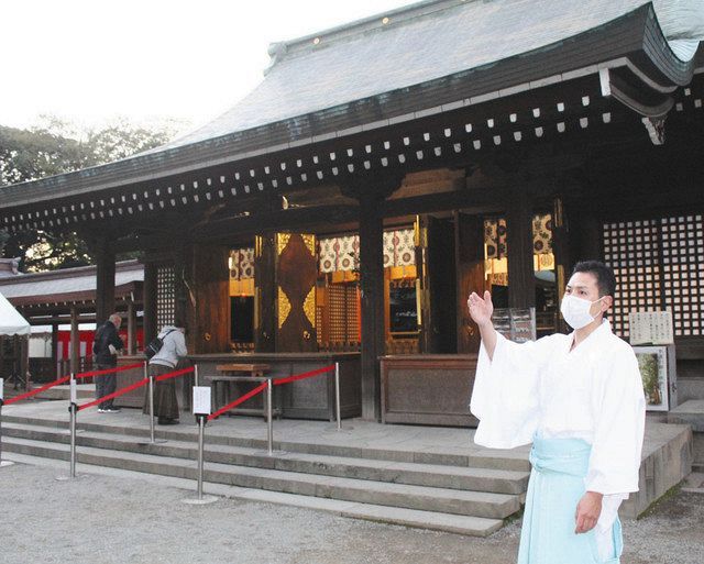 正月三が日に計２００万人が参詣する氷川神社。参拝の列を一方通行にする範囲を広げる＝さいたま市大宮区の氷川神社で