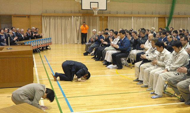 「はりぼて」から。不正疑惑が発覚した市議（中央）が支持者の前で土下座する場面