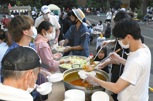 今年７月に行われた困窮者向けの炊き出し＝東京都豊島区の東池袋中央公園で