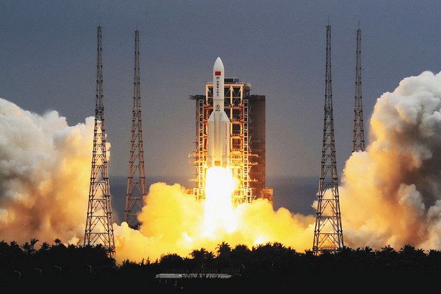 ２９日、宇宙ステーション「天宮」の居住区部分を搭載し、中国海南省の発射場から打ち上げられる大型ロケット「長征５号Ｂ遥２」＝新華社・共同 