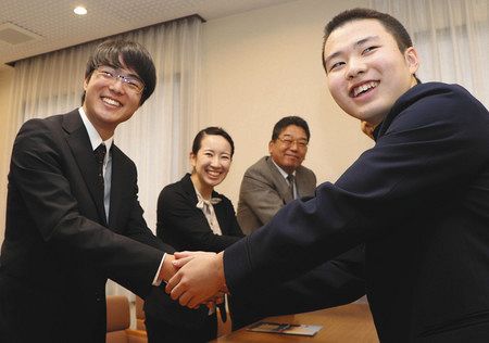 近藤真琴の縁 固い握手 東京 攻玉社高と三重 鳥羽商船高専 東京新聞 Tokyo Web