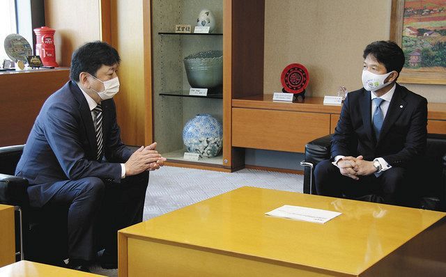 福島第１原発の処理水放出対応方針について、茨城県の大井川和彦知事（右）に説明する東京電力の小早川智明社長＝２０日午前、茨城県庁