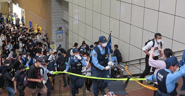 街宣後、帰宅する街宣団体の警備で騒然となる川崎駅