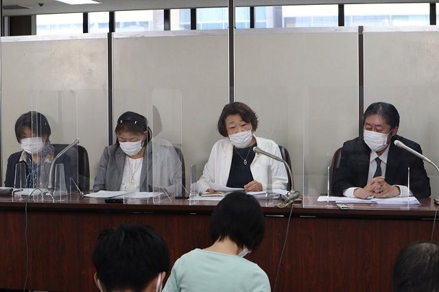 提訴後、会見する原告の後藤悦子さん（左から2人目）ら＝東京都内で